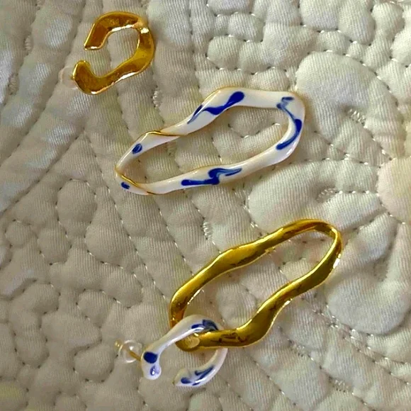 Asymmetrical white & blue enamel gold dangle earring; nwot - Picture 6 of 7
